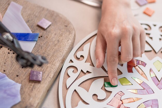 Manos Del Maestro Trabajando En Nuevo Mosaico Colorido Moderno De