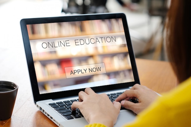 Manos de mujer escribiendo computadora portátil con educación en línea en pantalla, aprendizaje en línea, concepto de educación Foto Premium