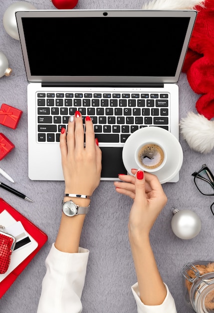 Manos De Mujer Con Manicura Roja De Moda Escribiendo En El Teclado