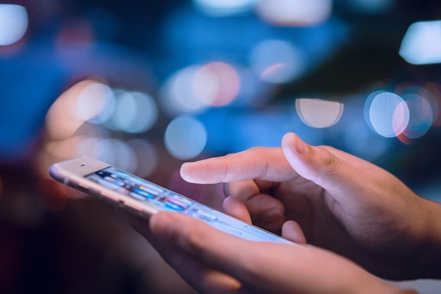 Manos De Mujer Usando Teléfono Móvil Inteligente Foto Premium 2477