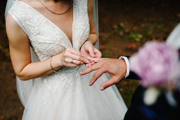 Las manos de la novia lleva un anillo de compromiso de ...