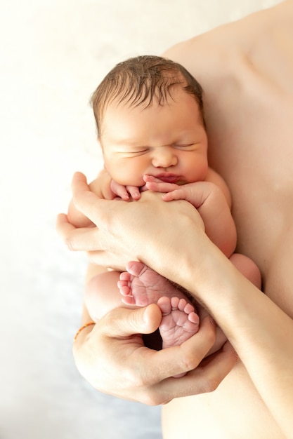 Las Manos De Papa Sostienen Dormir Bebe Recien Nacido Foto Premium