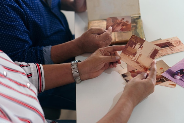 Manos De Una Pareja De Ancianos Hojeando Un Antiguo Lbum De Fotos