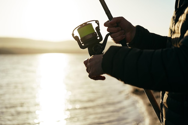 Manos De Pescador Sosteniendo La Caña De Pescar De Cerca Foto Premium 7618