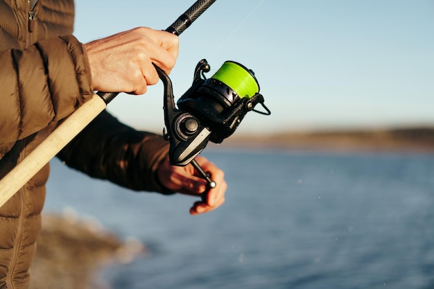 Manos De Pescador Sosteniendo La Caña De Pescar De Cerca Foto Premium 8372