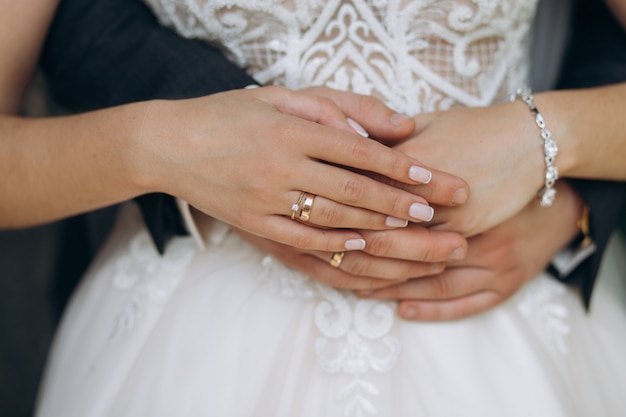 Manos De Recién Casados Con Anillos De Boda Vista Frontal Concepto De Matrimonio Foto Gratis 6729