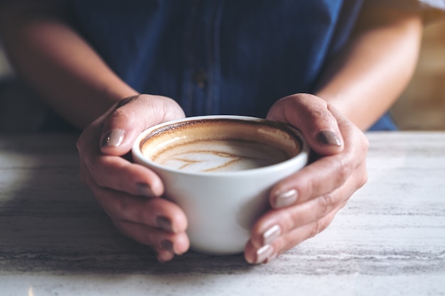 Manos Sosteniendo Una Taza De Caf Foto Premium