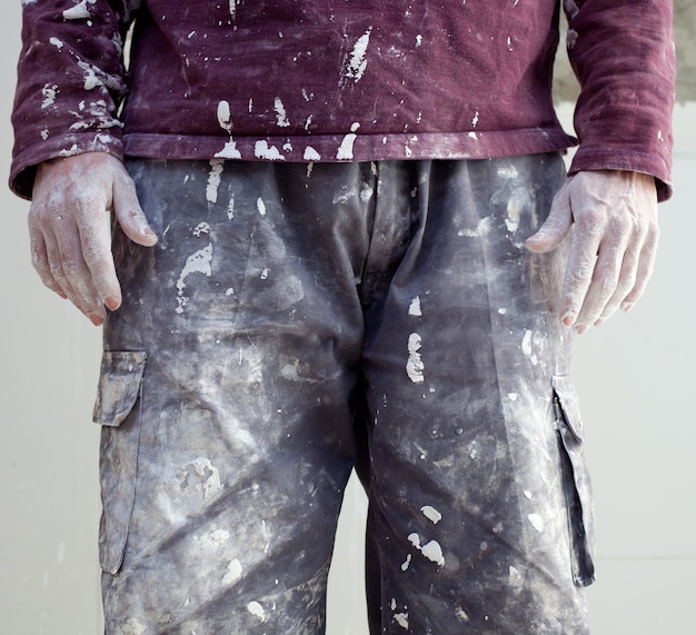 Manos Sucias Pantalones De Enlucidos Pintor Hombre Foto Premium