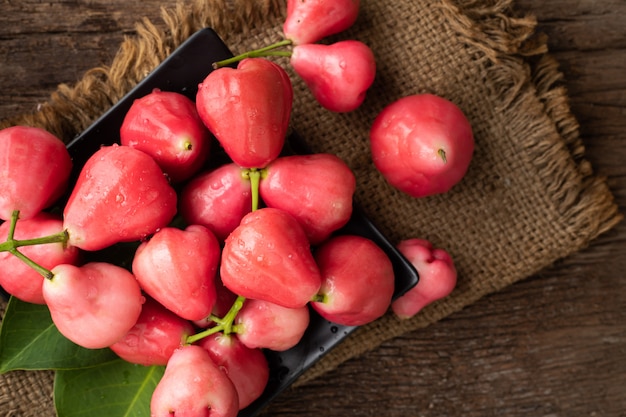 Manzana Color De Rosa Rosada En La Tabla De Madera Fruta Tropical