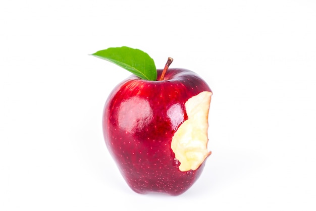 Manzana roja con la hoja verde y la falta de un bocado. Foto Gratis