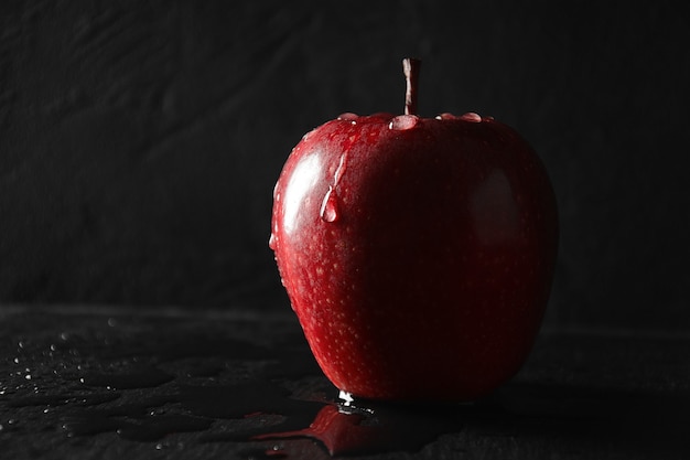 Manzana Roja En Gotas De Agua Sobre El Fondo Oscuro Foto Premium