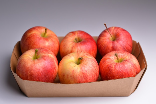 Manzanas Rojas Frescas En Una Bandeja De Papel De Pulpa Foto Premium