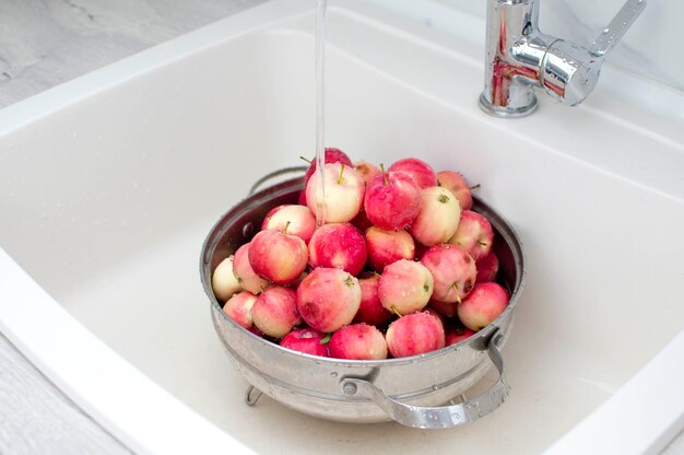 Manzanas Rojas Frescas En El Fregadero De La Cocina Primer Plano