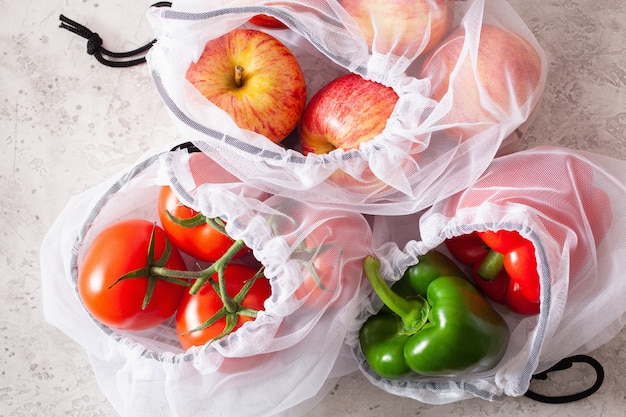 Manzanas Tomates Pimientos Vegetales En Una Bolsa De Nylon De Malla