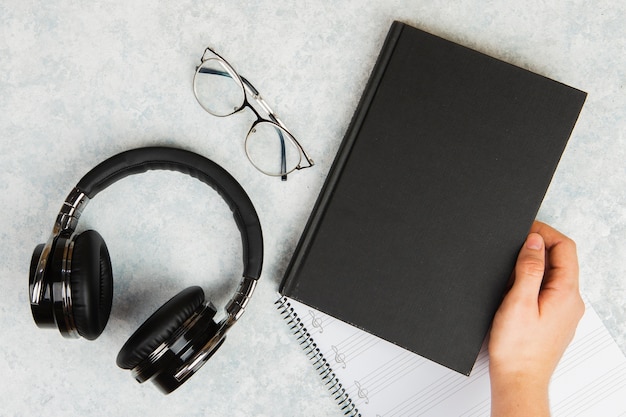 Maqueta de libro con auriculares Foto gratis