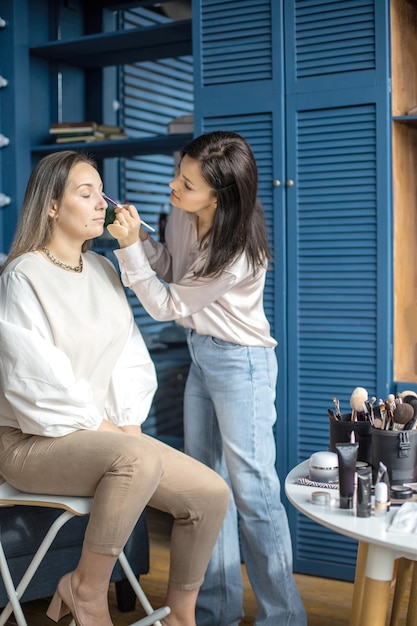 Maquilladora Profesional Femenina Aplicando Cosm Ticos En El Cepillo De Uso Facial Modelo