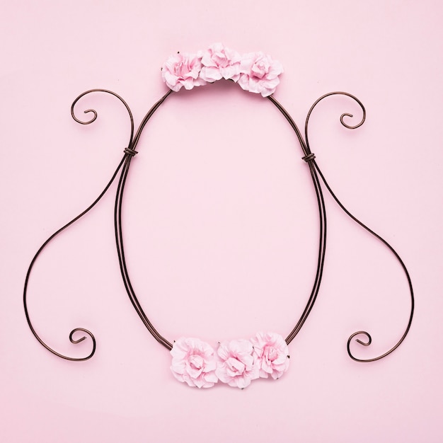 Marco decorativo vacío con rosas en pared rosa Foto gratis