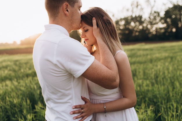 El Marido Besando A Su Esposa Y Parado En El Campo Foto Gratis