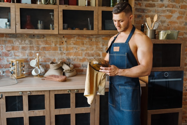 Marido Desnudo En Delantal Limpia Los Platos En La Cocina Var N