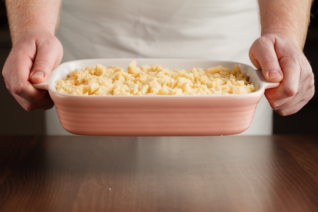 Masa de hojaldre casera preparación de tarta masa en la mesa de la