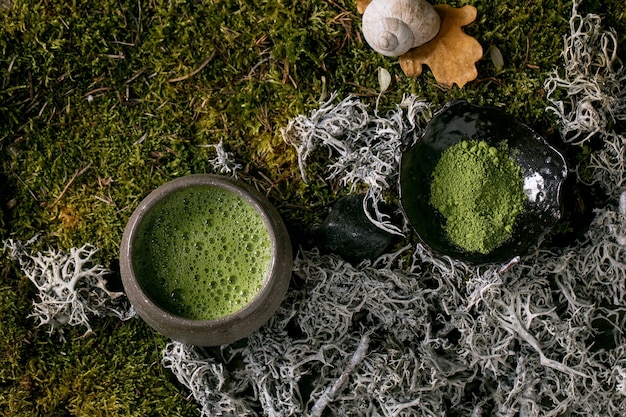 Matcha De Té Espumoso Verde Caliente Tradicional Japonés En Taza De Cerámica Y Matcha En Polvo 9909