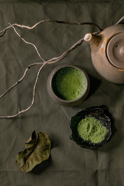 Matcha de té espumoso verde caliente tradicional japonés en taza de