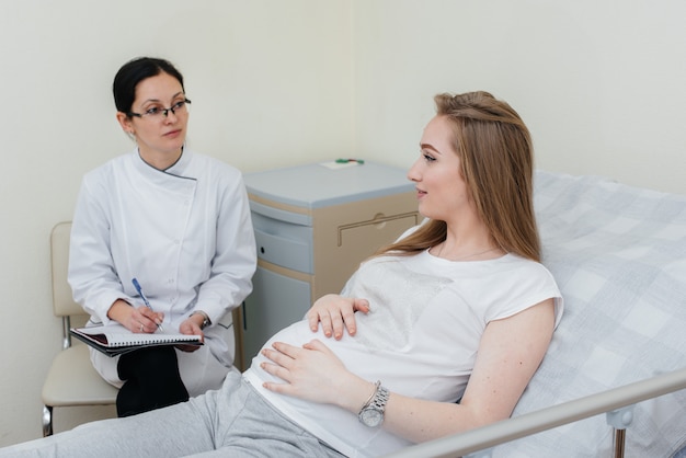 El Médico Aconseja Y Atiende A Una Joven Embarazada En Una Clínica Médica Examen Medico Foto 9659