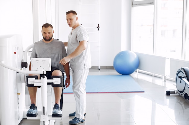 Médico Con Un Paciente En La Clínica De Fisioterapia | Foto Gratis