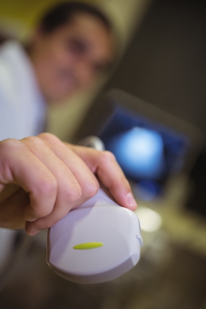 Médicos mano sujetando un transductor de ultrasonido Foto gratis