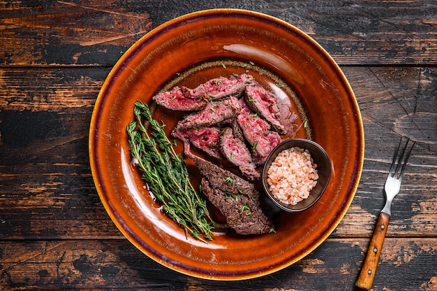 Medio Raro Onglet A La Parrilla En Rodajas Colgando Tierna Carne Bistec