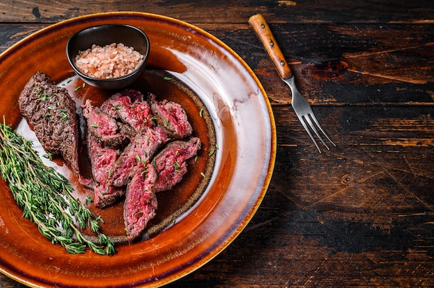 Medio Raro Onglet A La Parrilla En Rodajas Colgando Tierna Carne Bistec