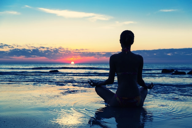 Meditación en la playa Foto Premium