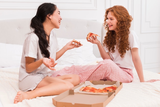 Mejores amigos con fiesta de pijama en casa Foto gratis