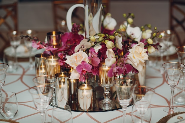 Mesa De Decoraci N De Boda Con Flores Blancas Y Velas Foto Premium