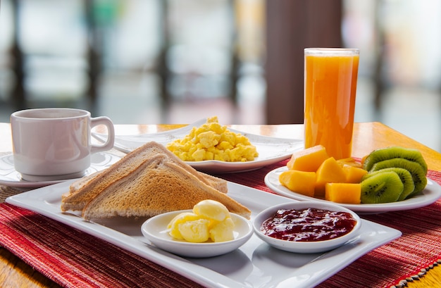 Mesa De Desayuno Continental Fresca Y Luminosa Con Plato De Frutas Foto Premium