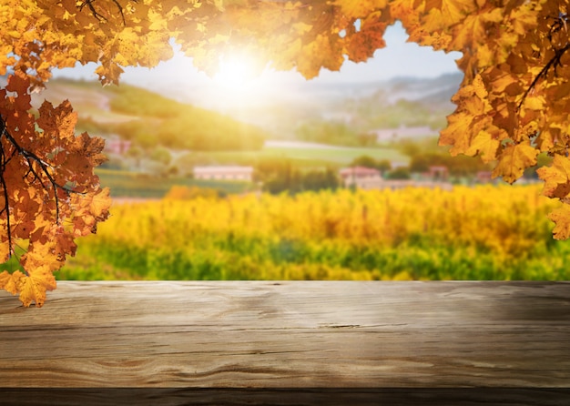 Mesa de madera en otoño país viñedo paisaje Foto Premium