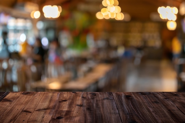 Una mesa de madera en un restaurante borrosa de fondo ...