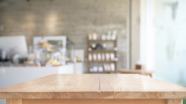 Mesa de madera superior vacía en el fondo del café Foto Premium