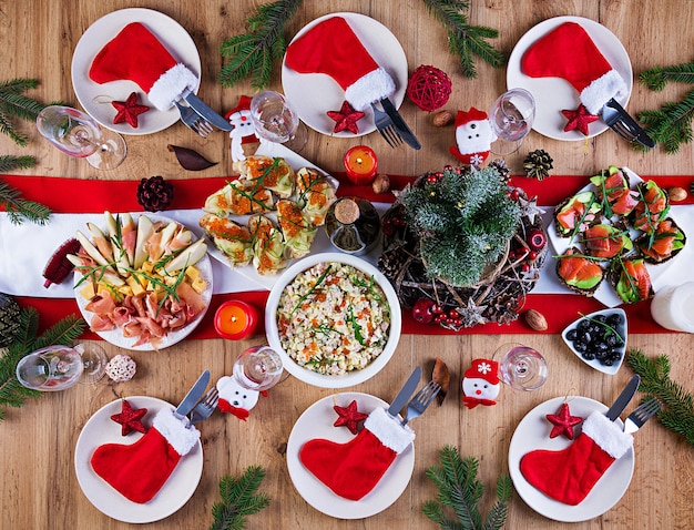 La Mesa Navideña Se Sirve Con Un Aperitivo, Decorado Con Oropeles ...