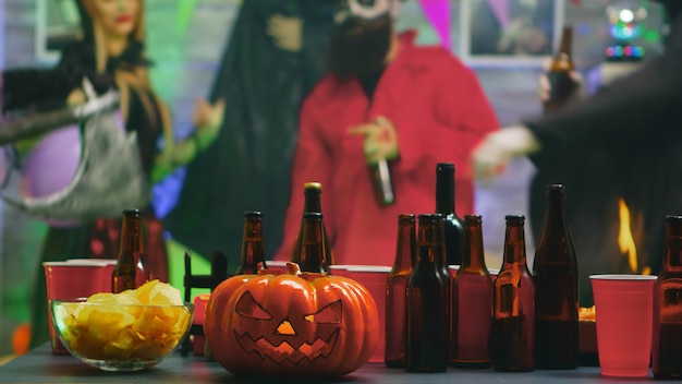 Mesa Con Patatas Fritas Y Cerveza Para Un Grupo De Personas Que Celebran Halloween En Una Fiesta 