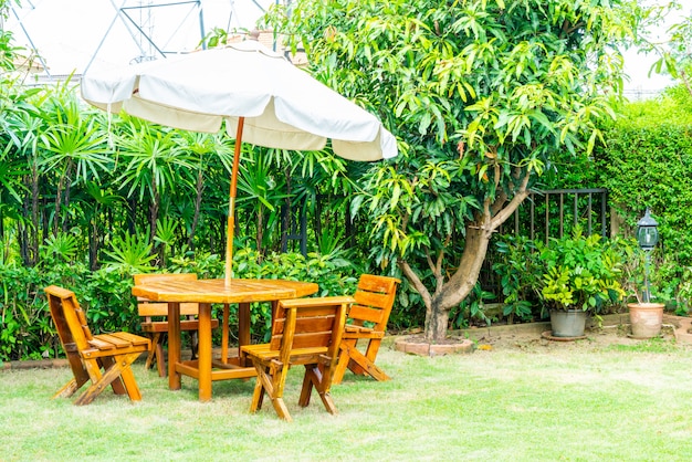 Mesa de patio al aire libre de madera vacía y silla en casa jardín