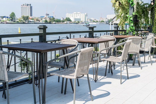 Mesa de patio al aire libre vacía y silla en restaurante | Foto Premium