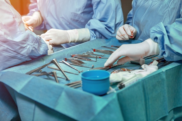Una Mesa De Quirófano Estéril Con Instrumentos Para Cirugía Ubicados En Ella Las Manos De Los 5691