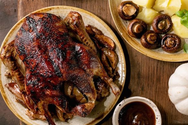 Mesa De Vacaciones Con Platos Cl Sicos Pato Glaseado Asado Con Manzanas