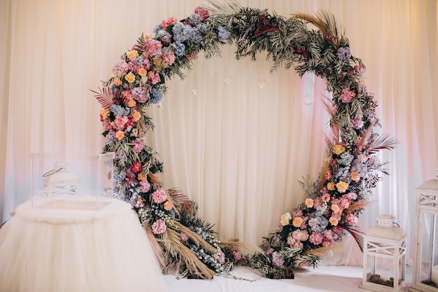 Mesas de boda decoradas y salón interior Foto gratis