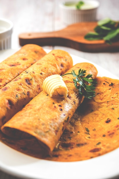 Methi Paratha O Thepla Es Un Pan Plano Indio Elaborado Con Hojas De Fenogreco Enfoque Selectivo