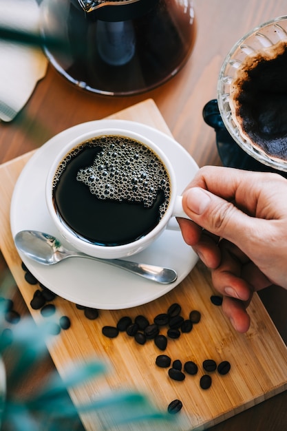 Método Alternativo De Preparación De Café Utilizando Un Gotero Y Un Filtro De Papel Foto Premium 