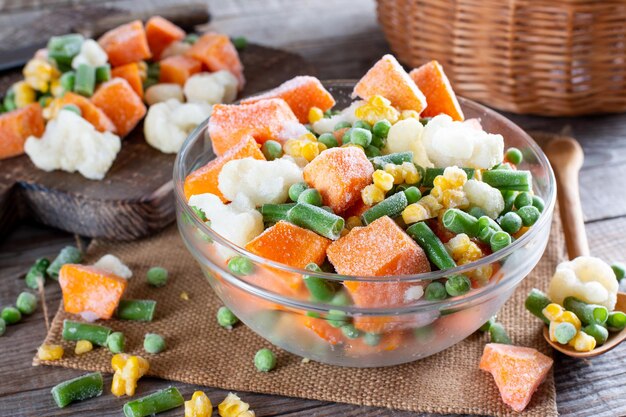 Mezcla De Diferentes Verduras Congeladas En Un Recipiente De Vidrio