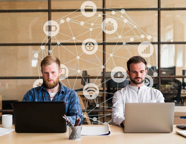 Miembros del equipo trabajando en la oficina Foto gratis