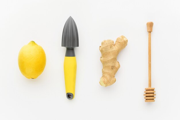 Minimalismo limón y jengibre sobre un fondo blanco. concepto de inmunidad creciente en invierno Foto Premium